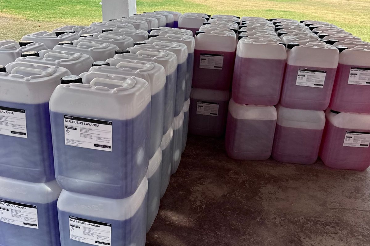 Filas de garrafas de 20 L de multiusos lavanda y desengrasante Terrece almacenadas por volumen