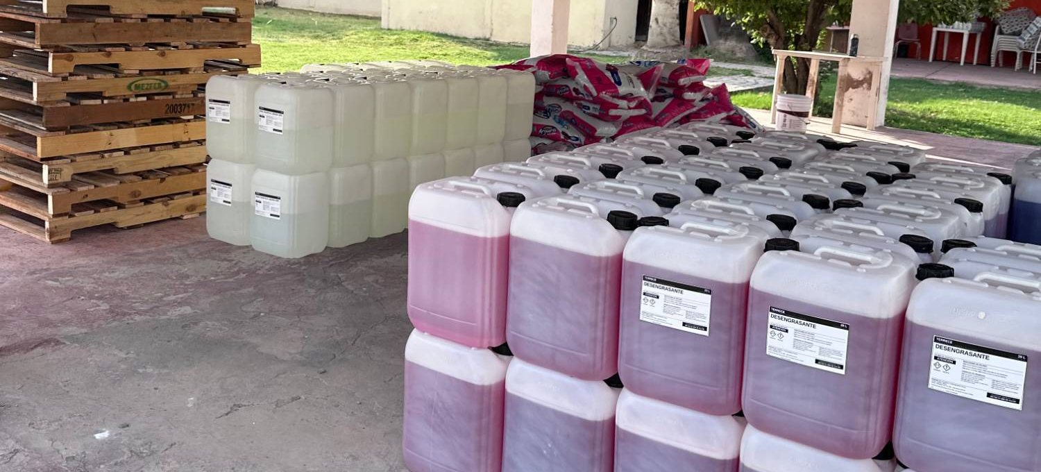 Gran volumen de garrafas de desengrasante industrial Terrece de 20 L surtidas sobre tarimas