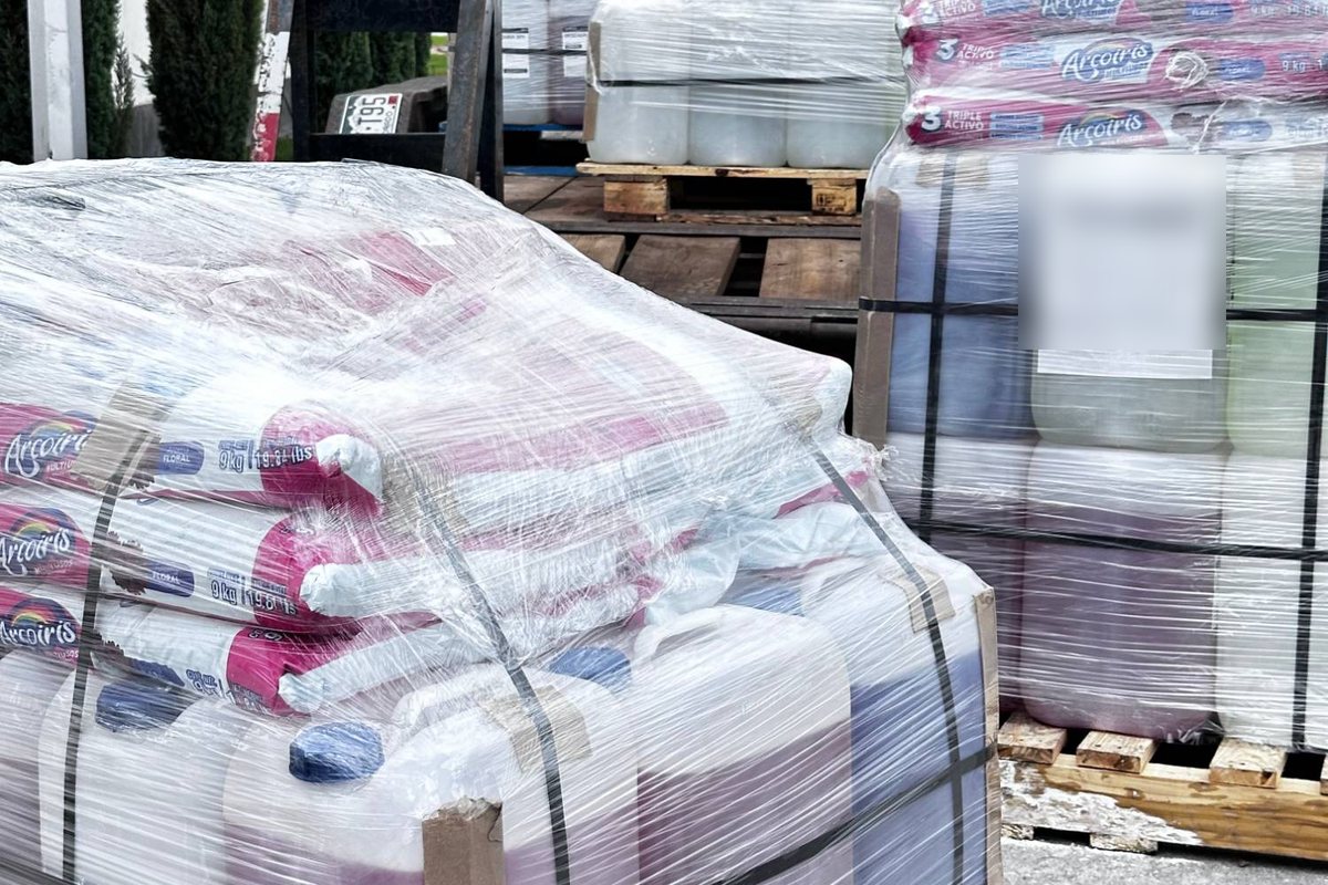 Pallets de producto de limpieza flejados y emplayados, listos para transporte