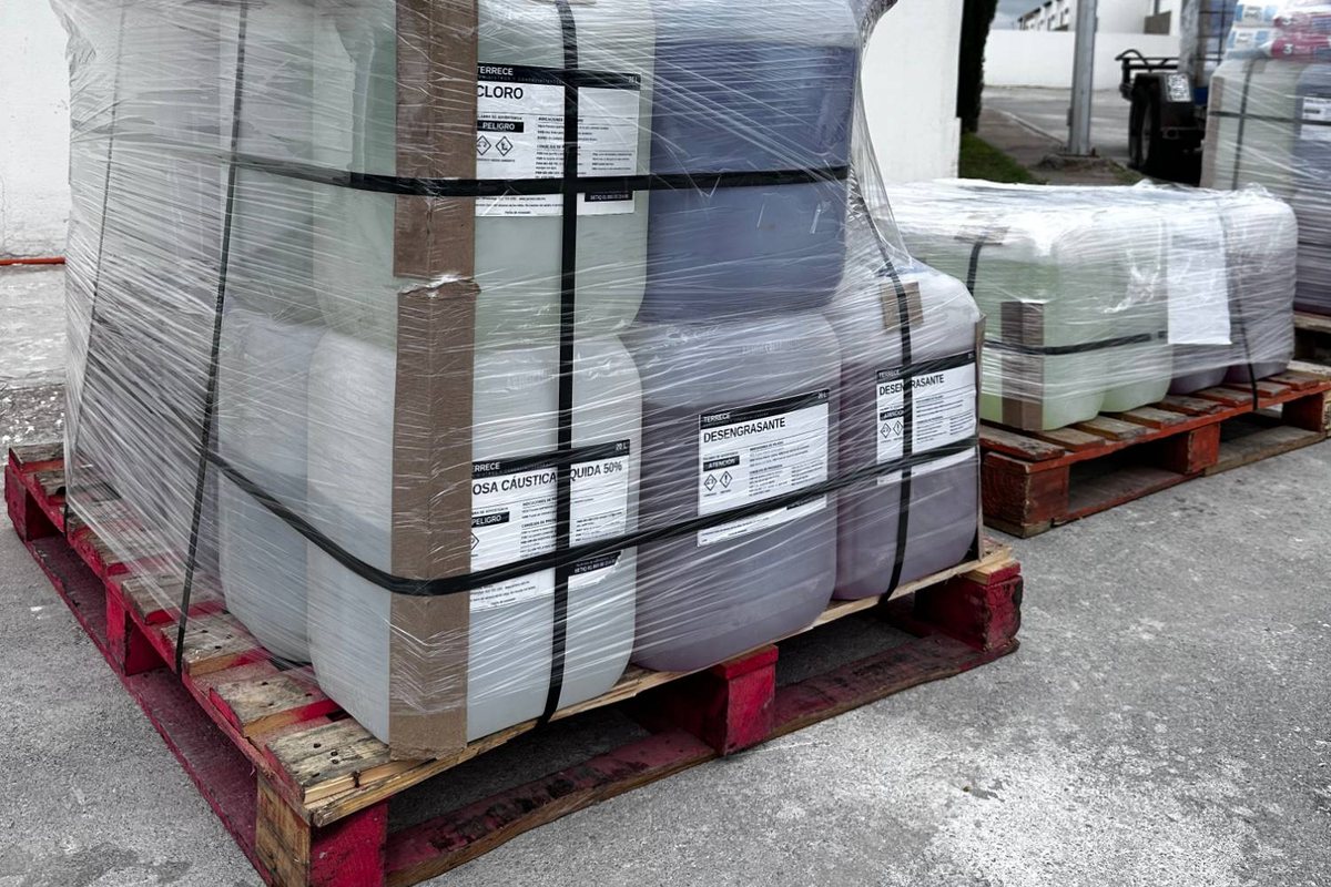 Pallet con garrafas de cloro, desengrasante y sosa cáustica con la marca Terrece, flejado y listo para entregar